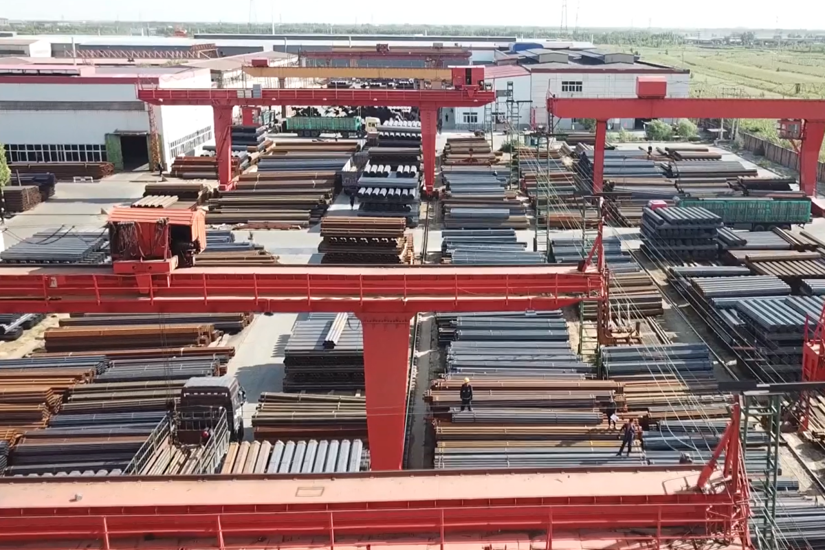 Steel pipe bundles and overhead gantry cranes in the Baolai pipe yard
